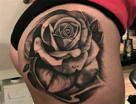 tatuajes en la nalga mujer|Tatuajes femeninos en la nalga